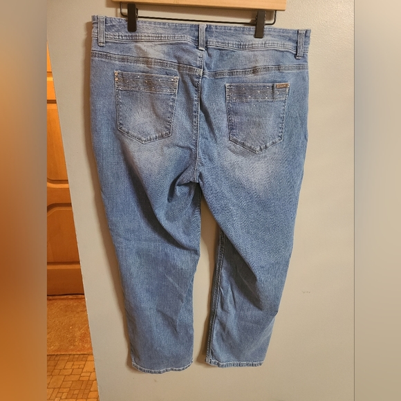 Chicos so slimming crop jean 5 items $10 - Picture 7 of 8